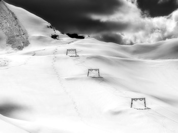 Черное, белое и теорема Фурье / До свиданья, душный город!
Туча склон отвесный лижет...
Я хочу подняться в горы -
к облакам побыть поближе.

Уголок найдя укромный
на просторной горной крыше,
посмотреть на мир огромный
то ли сверху, то ли свыше.
