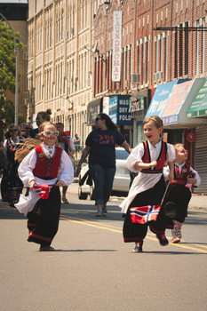 Кто быстрее? / Норвежский парад в Бруклине