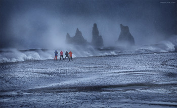 Исландия 4x4 / Это был не забываемый день. Ветер поднялся такой силы, что без усилия стоять было не возможно. А когда пошел еще и снег....
Машину бросало по дороге, видимость- 2 метра. Да, да, максимум 2 метра. В глубине себя, я даже испугался, за свою жизнь и жизни тех, кто находился со мной в авто. Я называю этот район Исландии экстремальный Вик. Самая южная точка острова, и на мой взгляд самая непогодистая....Часто там вообще закрывают участки дорог, учитывая сумасшедшую скорость ветра , способную сбрасывать машины с пути.
Когда мы добрались до Вик "слегка" распогодилось, ребята решили быть ближе к океану и сделать пару кадров.. Ветер вырывал камеру из рук, пришлось практически лечь, чтобы зафиксировать себя. 
Исландия, март 2019.