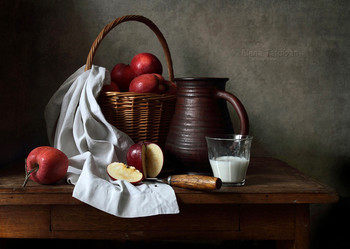 С яблоками и стаканом молока / классический натюрморт