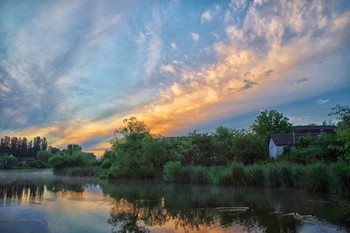 утренние облака / Начало июня.Утро.Свет восходящего солнца окрасил облака...
