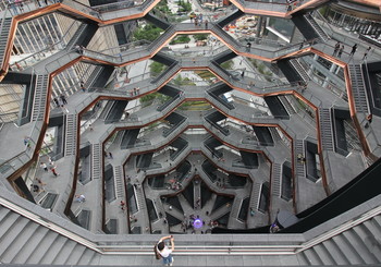 Vessel (TKA) | Hudson Yards / это сооружение и ориентир, построенный в рамках проекта реконструкции Хадсон-Ярдс в Манхэттене , Нью-Йорк , Нью-Йорк . Строительство началось в апреле 2017 года; он открылся 15 марта 2019 года.


Разработанная британским дизайнером Томасом Хизервиком , сложная конструкция в виде сот занимает 16 этажей и состоит из 154 лестничных маршей , 2500 ступеней и 80 посадочных площадок , на которые можно подняться. Vessel является главной особенностью публичной площади Гудзон-Ярдс площадью 5 акров (2,0 га). Ожидается, что его окончательная стоимость составит 200 миллионов долларов.

Название структуры является рабочим названием, отмеченным в аббревиатуре TKA, что означает «временно известный как». Владельцы структуры попросили общественность дать ей официальное название и создать сайт, посвященный ее названию. Одним из наиболее обсуждаемых имен в социальных сетях было « Шаурма », после конусообразного мяса, популярного на уличных тележках