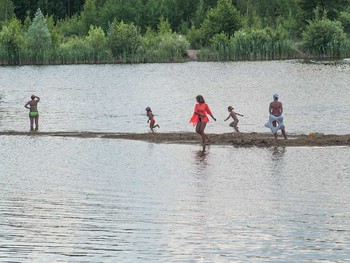 В жаркий день / Старые карьеры-любимое место отдыха горожан.