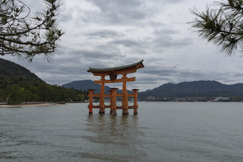 Миядзима / Тории - традиционные ритуальные ворота около японского острова Миядзима