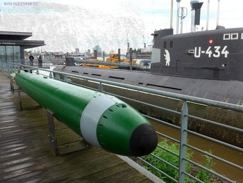 Торпеда ( длина 8,14 м, вес 2 тонны) / Б-515 — советская дизель-электрическая подводная лодка проекта 641Б «Сом».
30 марта 1974 года подводная лодка заложена на заводе «Красное Сормово», город Горький (Нижний Новгород).В марте 1976 года сформирован первый экипаж. 29 апреля 1976 года подводная лодка спущена на воду. 30 апреля 1976 года поднят Военно-Морской флаг, подводная лодка вошла в состав Военно-Морского флота СССР.
12 мая — 12 августа 1978 года — первая боевая служба.
10 марта — 15 мая 1995 года — последняя боевая служба.
10 апреля 2002 года выведена из состава Военно-Морского флота Российской Федерации. С 2002 года — музейный экспонат в Гамбурге, считается одним из символов немецкого портового города. По сообщениям некоторых СМИ, именно Б-515 была изображена на официальном значке встречи в верхах «Большой двадцатки» в 2017 году в Гамбурге. Из Википедии
Подробнее о подлодке в моём блоге: http://fotokto.ru/blogs/russkaya-podvodnaya-lodka-muzei-u-434-v-gamburge-37689.html
Альбом "Лайнеры, парусники, пароходы" : http://fotokto.ru/id156888/photo?album=62974