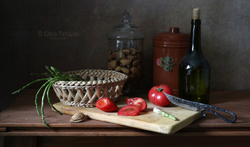 Со томатами и спаржей / кухонный натюрморт