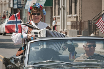 Играй гармонь! / Норвежский парад в Бруклине