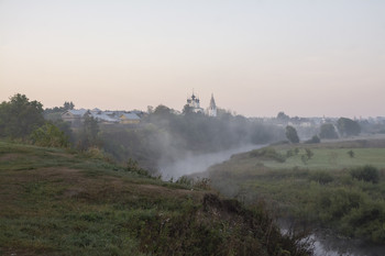 пока не проснулся городок / сентябрь, утро, Суздаль, на дальнем плане Александровский мужской монастырь