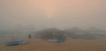 Утренняя тишина / Утренняя туманная тишина на пляже в Гоа, пока не появились отдыхающие.