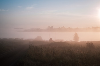 Утренняя тишина / Туман над озером подсветили первые лучи солнца. Волшебное утро
