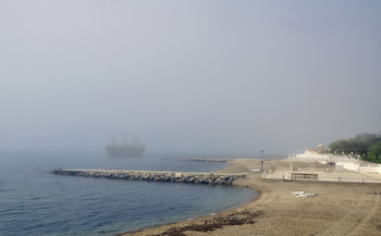 Утренняя тишина / Утром на пляже тихо, пароход скоро отойдет в Стамбул.