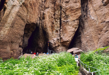 Пещера птиц. / Армения.Пещера птиц-археологический памятник,где была найдена самая древняя в мире винодельня и самая древняя в мире кожаная обувь.Абсолютная высота пещеры составляет около 1080 метров над уровнем моря, подъём к пещере составляет 30—35 м. Площадь пещеры составляет по разным данным от 400 до более чем 600 м², от неё отходят в стороны несколько отсеков или галерей. Внутри памятника сверху нависают покрытые чёрным налётом своды. В пещере имеется множество коридоров и переходов, которые частично были заложены ещё в древности.