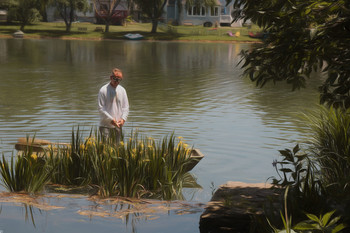 Рыболов / Стоя в утлом челне в заросли ириса мужчина удочку закинул. А вдруг поймает?