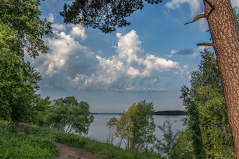 "Облака кудрявые, целые, дырявые..." / Конаково. Берег Волги.