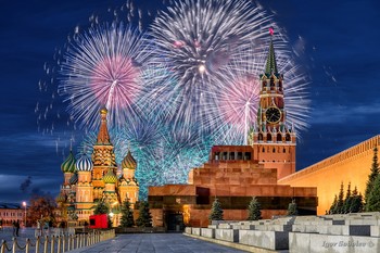 Салют над Кремлем / Салют над Московским Кремлем.
Fireworks over the Moscow Kremlin.