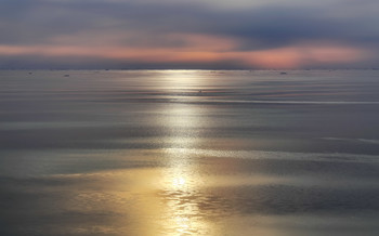 вечерний релакс / весеннее Охотское море, полный штиль, на закате
