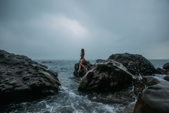 Черное море и девушка / Девушка на пляже Зеленый мыс