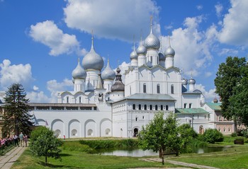 На территории Ростовского Кремля / Церковь Воскресения и Успенский собор
