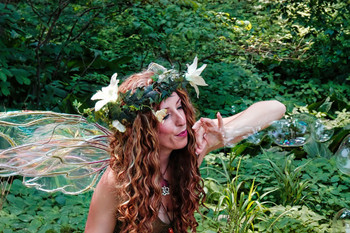 Фея пузырей / Девушка в костюме феи развлекает посетителей средневекового фестиваля в Нью-Джерси, устраивая шоу мыльных пузырей