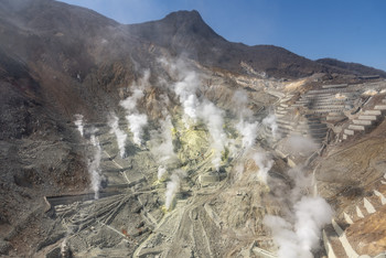 Долина Овакудани / Овакудани - вулканическая долина в Японии с активными серными выбросами и фумаролами