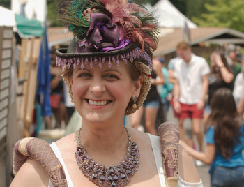 Улыбка / Милая дама с очаровательной улыбкой на средневековом фестивале в Нью-Джерси