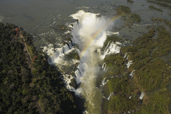 Водопады Игуасу / Игуасу включает 275 водопадов высотой около 80 метров. Съемка с вертолета