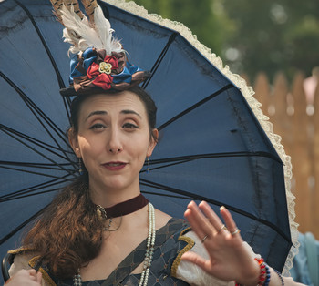 Мимика 2 / Дама в костюме 18-го века активно общается с друзьями на средневековом фестивале в Нью-Джерси
