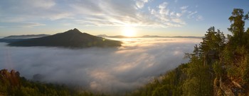 &nbsp; / Башкирия. Утро. Вид с хребта Караташ вохода солнца на морем тумана из которого как остров торчит вешина горы Малый Ямантау.