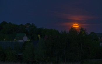 Полнолуние / Поздним вечером в деревне поднималась полная луна.