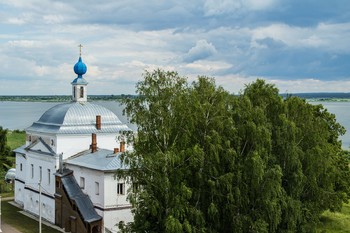 Введенская церковь / Введенская церковь, построенная около 1650 г. по заказу настоятеля монастыря Ионы, будущего ростовского митрополита Ионы Сысоевича. 
Вид с монастырской колокольни