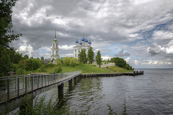 гроза приближается / лето, Волга, пос. Катунки, на дальнем плане церковь Рождества Богородицы.