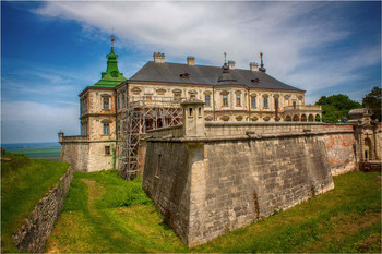 Подгорецкий замок / архитектурный памятник XVII века, пример ренессансного зодчества, по красоте и величии ничем не уступает лучшим сооружениям «старой» Европы.