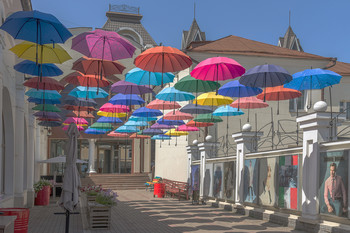 Лето, ах лето! / Красивая инсталляция из зонтиков около торгового комплекса &quot;Питерский мостик&quot; в Красноярске