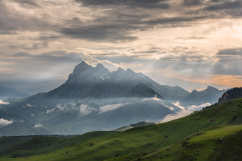 Цей-Лоам / Гора Цей-Лоам (3171 м), в переводе с ингушского "красивая гора".
Вершина Цей-лоам считается идеальным местом для бейсджампинга.

Июнь 2019 года.
Россия, Республика Ингушетия, Заповедник «Эрзи»