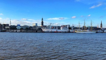 Гамбург - город вольный и ганзейский / Набережная Эльбы. Гамбург один из крупнейших портовых городов в Европе, расположен у места впадения реки Эльбы в Северное море.
