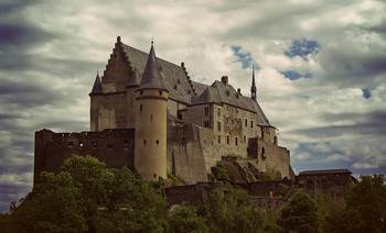 Замок Вианден / Замок был построен в романском стиле между XI и XІV веком, на развалинах древней римской крепости для графов Вианденских. Хотя замок пытались разрушить в XIX веке, в 1977 году он был полностью обновлен, когда его передал государству Великий Герцог Люксембургский.