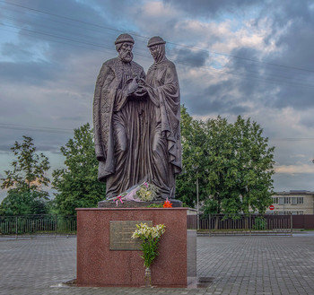 8 июля - &quot;День семьи, любви и верности&quot;. / Памятник святым Петру и Февронии в городе Конаково.