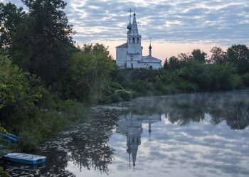 Козьмодемьянская церковь / Суздаль. Берег реки Каменки
