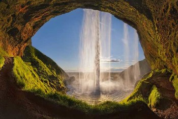 в Окно / из пещеры под водопадом в Исландии июнь 2019г