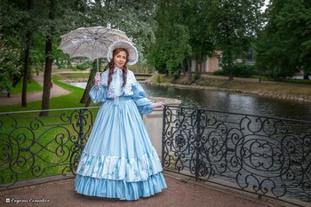 С зонтом / ***