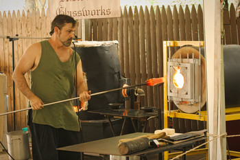 Стеклодувы 3 / Мастера стеклодувы показывают средневековую технологию производства на средневековом фестивале в Нью-Джерси