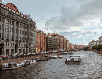 Типичный Питер / Набережная Мойки, мосты, столпотворение прогулочных катеров, низкое пасмурное небо - все, как любят толпы туристов в растиражированных мифах. Иногда они оказываются правдой, да