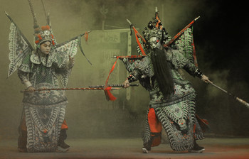 Про борьбу добра со злом / Снято на представлении традиционной китайской оперы в провинции Сычуань.. Чэнду.