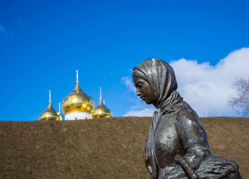 Воспоминание о прошлом / На фото – фрагмент установленной в Дмитрове композиции «Горожане», изображающей не конкретных людей, а дореволюционную эпоху. Мне было интересно посмотреть, как выглядит девушка, одетая по моде XIX века, в соответствующей исторической среде.