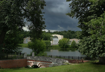 Луч солнца перед грозой... / Парк Кузьминки интересен в любую погоду...