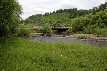 У реки и моста / В деревеньке речка и мост.