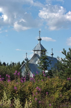 Церковь Варвары Великомученицы в Золотце. / Расположена на одном берегу с поселком Золотец, чуть выше Выгостровской ГЭС. Церковь-часовня Варвары Великомученицы устроена в приспособленном небольшом одноэтажном здании бывшей кислородной станции ГЭС, надстроена главкой и декоративной звонницей. Освящена в память разрушенной церкви в Выгострове.