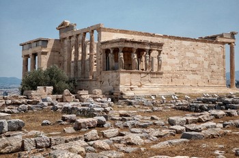 Акрополь, Эрехтейон / Эрехте́йон[1] (др.-греч. Ἐρέχθειον — храм Эрехтея) — памятник древнегреческой архитектуры, один из главных храмов древних Афин, расположенный на Акрополе к северу от Парфенона. Постройка датируется 421—406 годами до н. э. Выполнен в ионическом ордере. Храм посвящён Афине, Посейдону и легендарному афинскому царю Эрехтею.