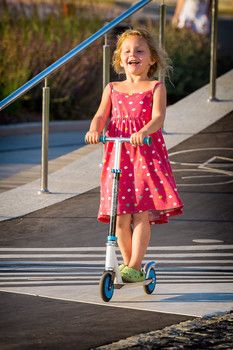 Неподдельная радость... / В парке на самокате