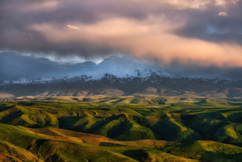 Эльбрус на закате. / Вид с плато Бермамыт. Nikon D800 + Nikkor 70-300 VR (F7.1, 1/320c, ISO-200, 70mm).
 Телевик - это мой основной объектив в путешествиях по Северному Кавказу. Обычно бывает наоборот, и в некоторых поездках я его даже не достаю. Но на Кавказе, в частности в Приэльбрусье и Ингушетии, приходиться постоянно менять объективы, так как сюжетов для самых разных фокусных расстояний всегда много. Бывает, что из-за этого не успеваешь сделать некоторые снимки. Поэтому, здесь очень актуально иметь сразу два фотоаппарата! 
 На следующий год на нашем сайте уже анонсирован фототур по Приэльбрусью и Ингушетии: http://photogeographic.ru/phototour_caucasus_june_2020/ Присоединяйтесь!